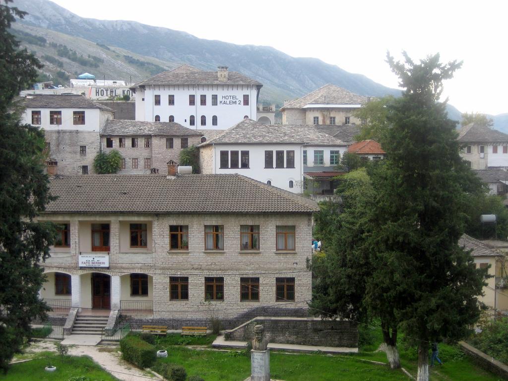 Stone City Hostel Gjirokaster Bagian luar foto